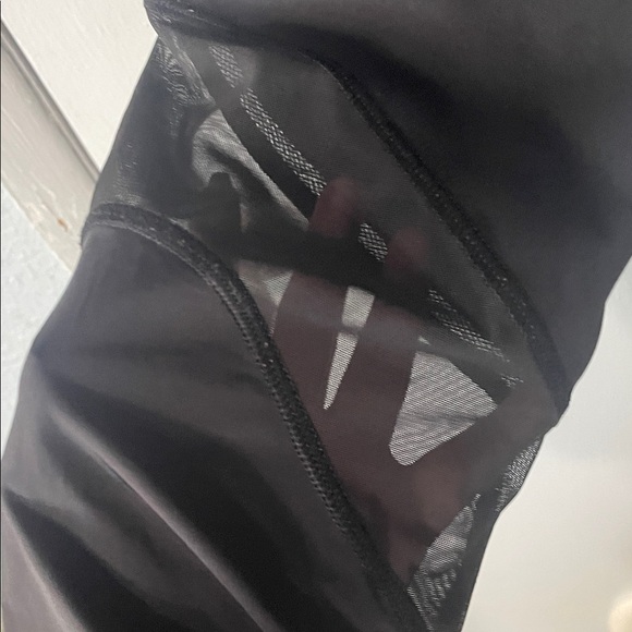 Lululemon High-Waisted  mesh Leggings 25” - Picture 3 of 8